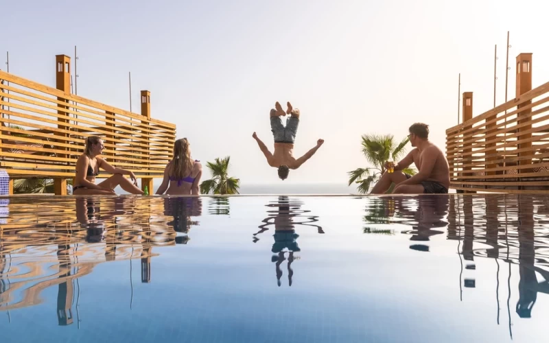 Über den Wellen von Aourir: Surfcamp mit 180°-Meerblick