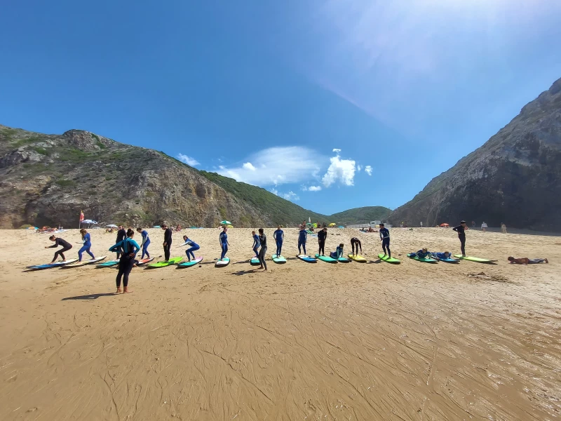 Die perfekte Balance: Surfen und Yoga im Naturpark nahe Cascais