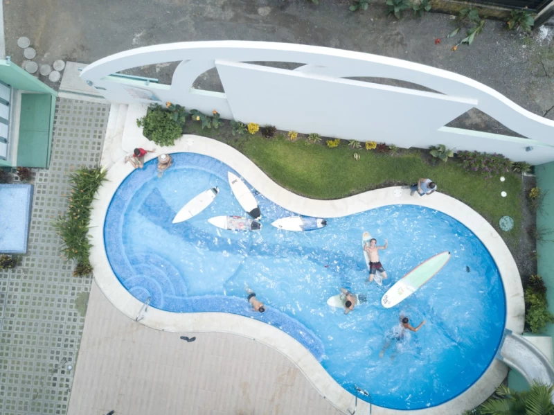 Surfurlaub direkt am Jaco Beach: Lerne das Wellenreiten in Costa Rica