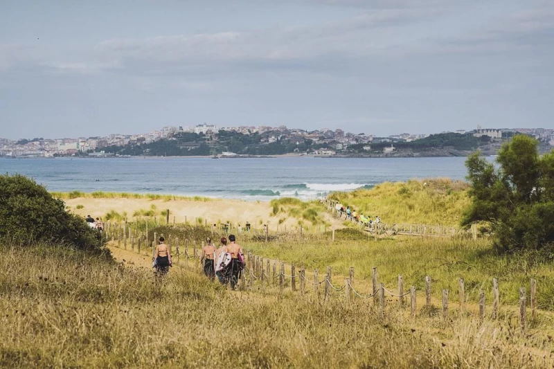 Moderne Surf Lodge am Traumstrand von Loredo