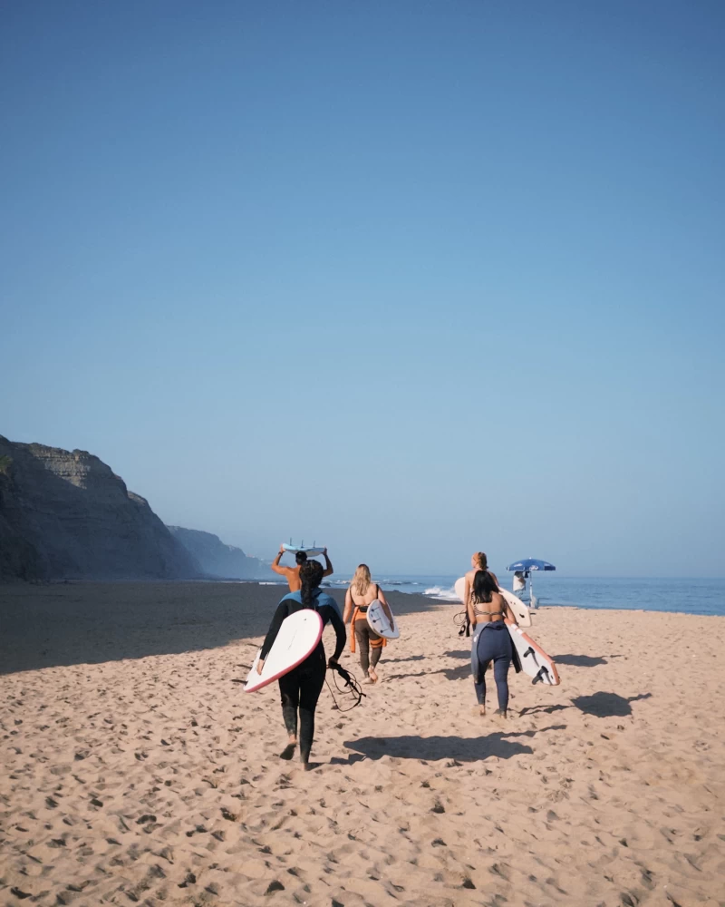 Surfen & Yoga unter Gleichgesinnten: Erlebe die Küste vor Lissabon