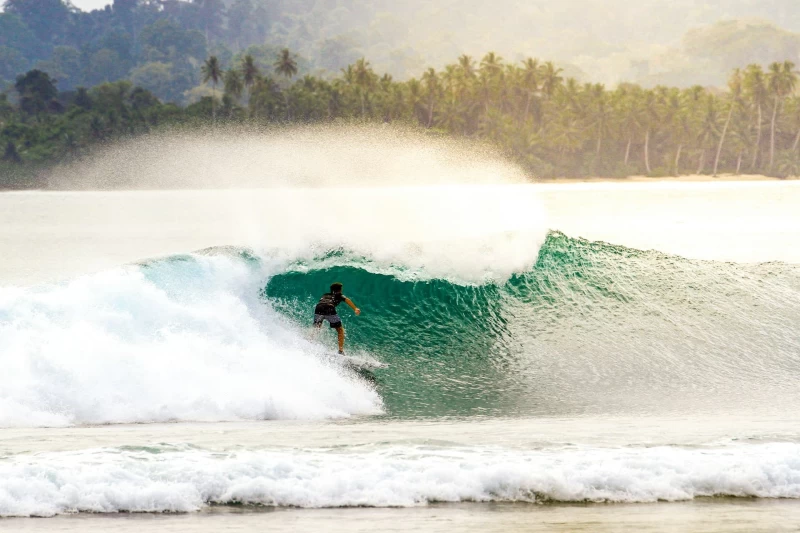 Surf-Abenteuer in luxuriöser Villa im Wellenparadies auf den Mentawais