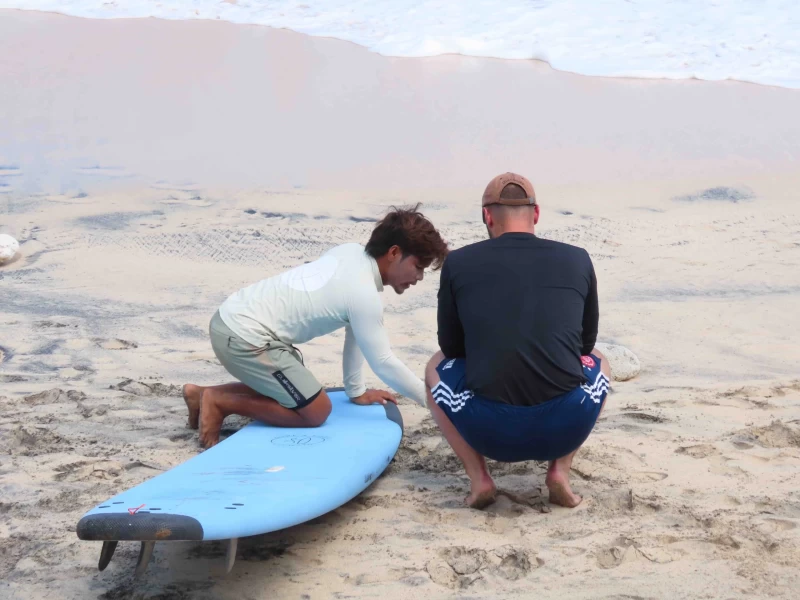 Finde deine Balance zwischen Wellen und Yoga in Uluwatu