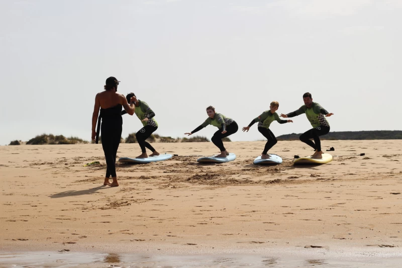 Surfcamp an der Algarve: Entspannte Atmosphäre &  jede Menge Spaß