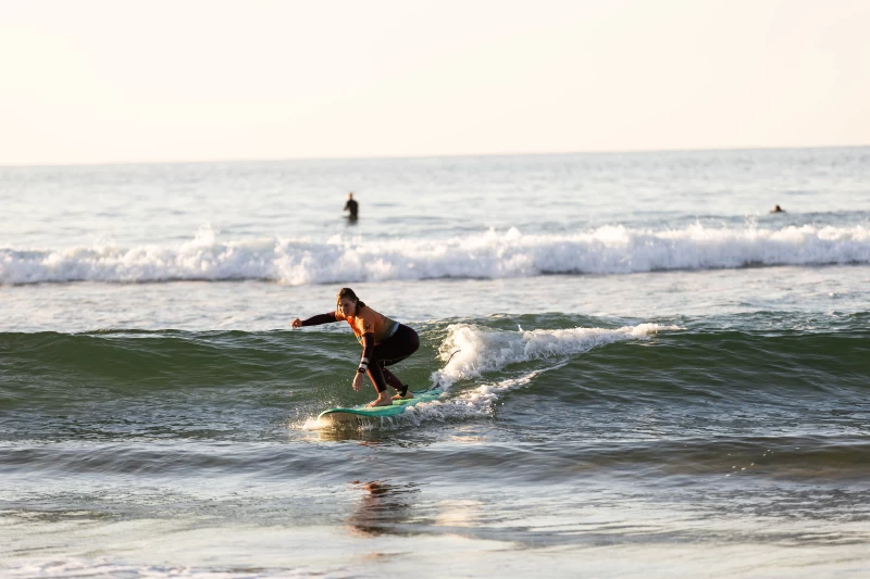 Raus aus der Tür, rein ins Meer – dein Surfurlaub am Atlantik