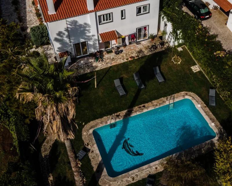 Die perfekte Balance zwischen Yoga und Surfen unter Portugals Sonne