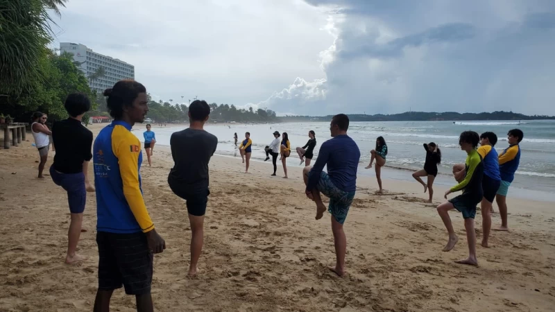 Ride, Relax und Repeat: Surfcamp im tropischen Weligama