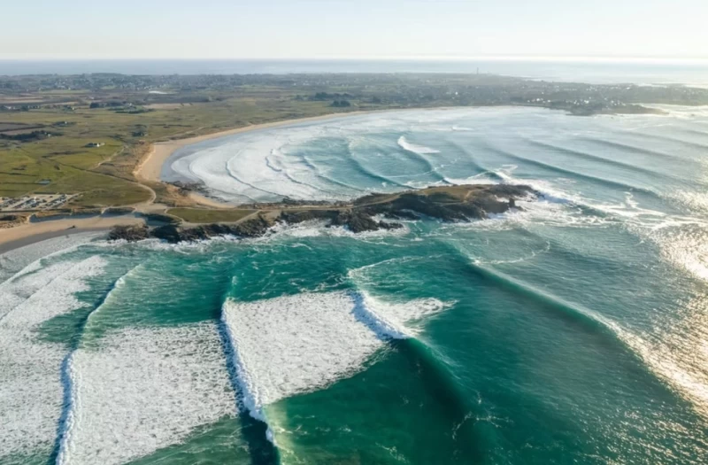 Surfing, chilling and meeting new people in the dunes of Brittany