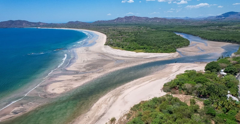 Surfen und Spanisch lernen im lebhaften Tamarindo
