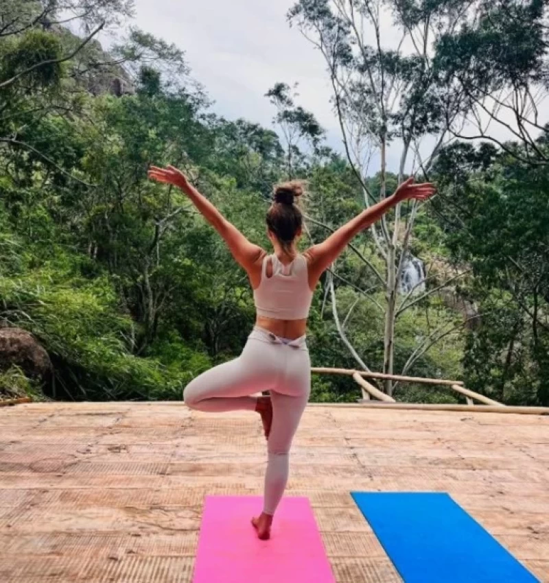 Gemeinsam entspannen zwischen Wasserfällen, Yoga und Kultur