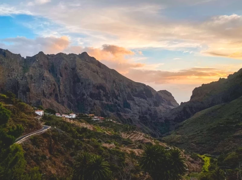 Kraftvoll entspannen: Yoga und Wandern in der Masca-Schlucht