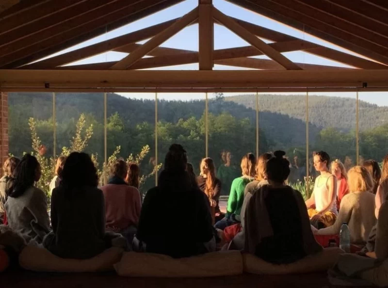 Yoga und Feminine Embodiment in der magischen Natur Portugals