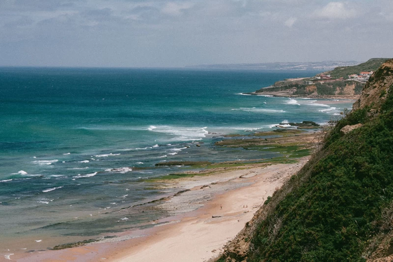 Finde dein Gleichgewicht: Surfen, Yoga und Meditation in Portugal