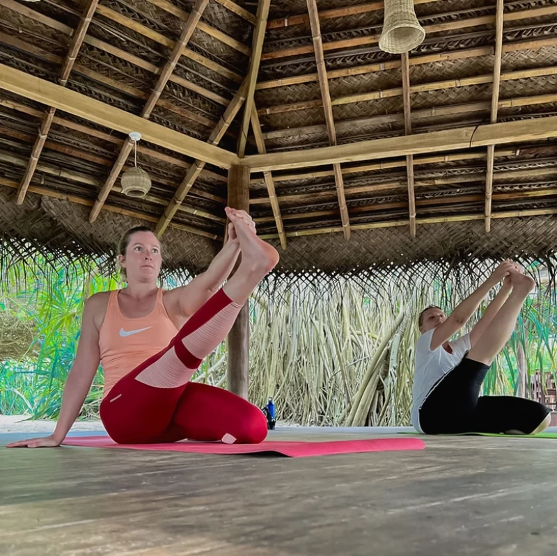 Finde deine Mitte: Yoga, Meditation und Natur am Strand