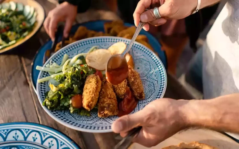Über den Wellen von Aourir: Surfcamp mit 180°-Meerblick