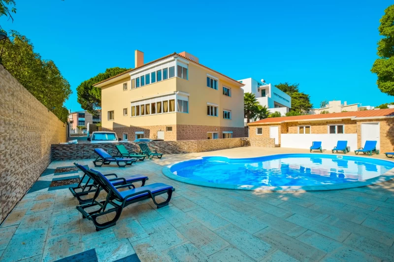 Surfhaus am Strand vor Lissabon: Eure unvergessliche Klassenfahrt