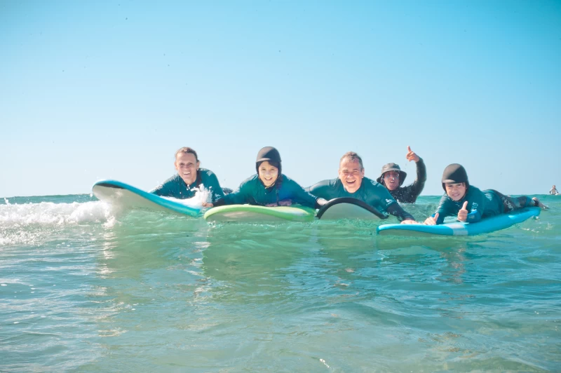 Familien Surfcamp mit Kinderbetreuung am Strand auf Fuerteventura