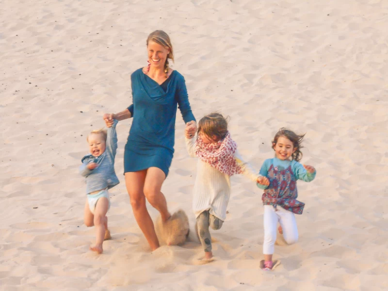 Familien Surfcamp mit Kinderbetreuung am Strand auf Fuerteventura