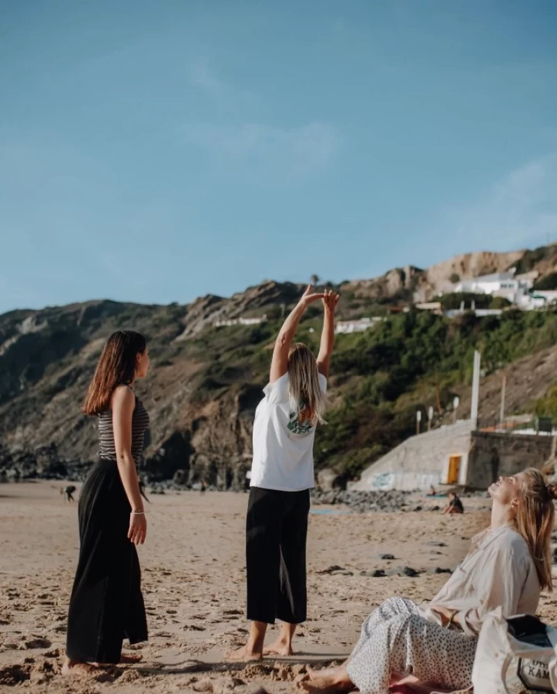 Wellen, Atem, Auszeit: Dein Surf- & Yoga-Retreat in Arrifana
