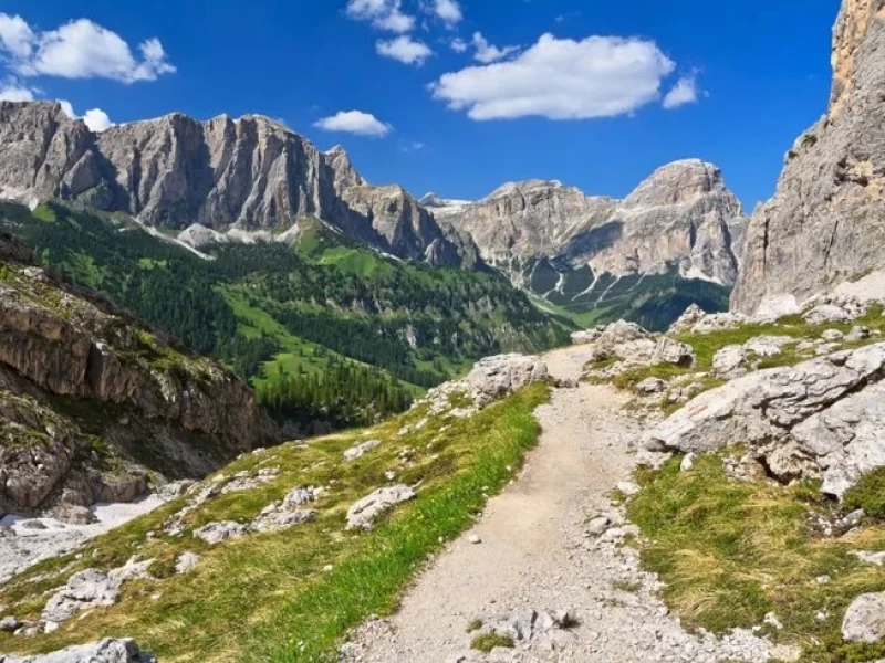 Achtsamkeit trifft Alpenkraft: Yoga und Wandern in den Dolomiten