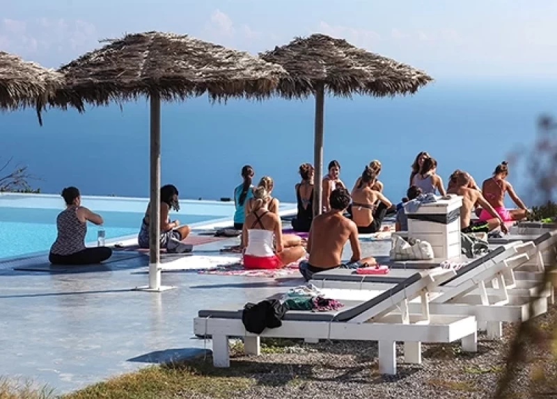 Sonnengrüße auf Santorini: Yoga mit Blick auf die Ägäis