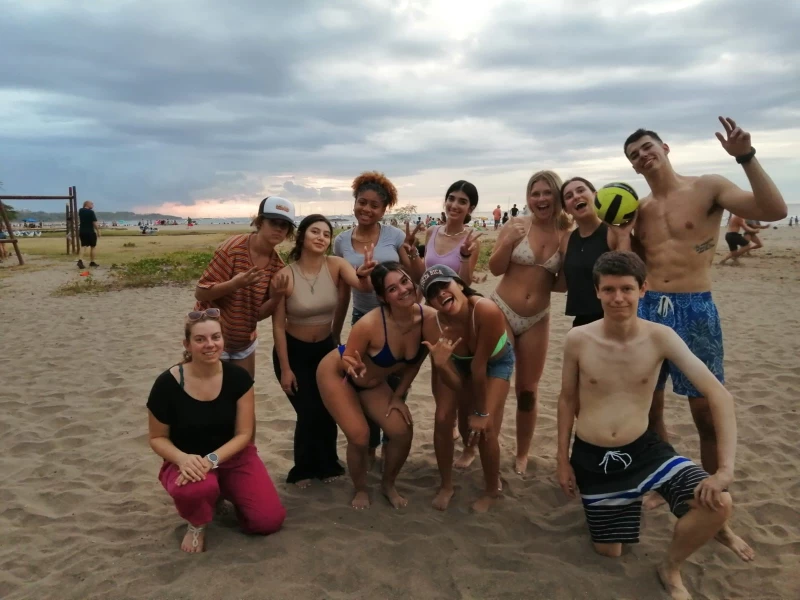 Surfen und Spanisch lernen im lebhaften Tamarindo