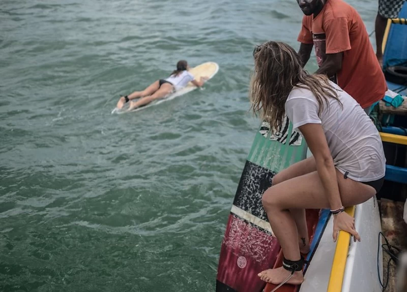 Surf & Yoga Camp in Weligama - Hang out with the cool kids!