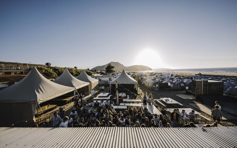 Party, Sonne & jede Menge Spaß: Surfcamp am Strand in Nordspanien