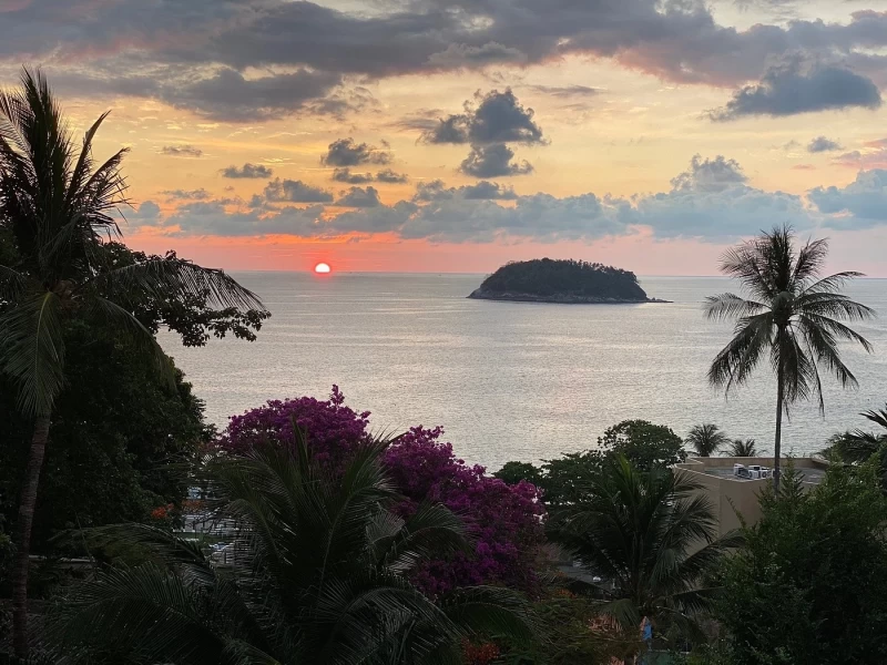 Hitze und Harmonie: Dein Hot Yoga Escape auf Phuket