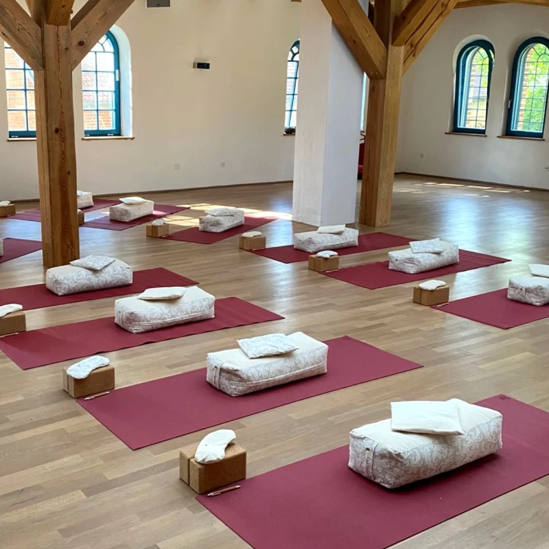 Lächeln des Glücks – Deine Auszeit mit Yoga und Klang