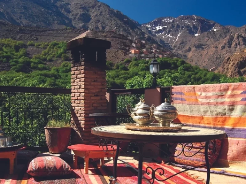 Yoga und Wandern inmitten der Ruhe der Atlasberge