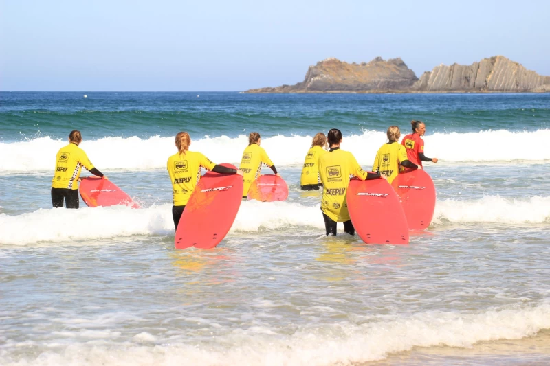 Surfparadies Arrifana: Surfe an den berühmten Stränden der Algarve
