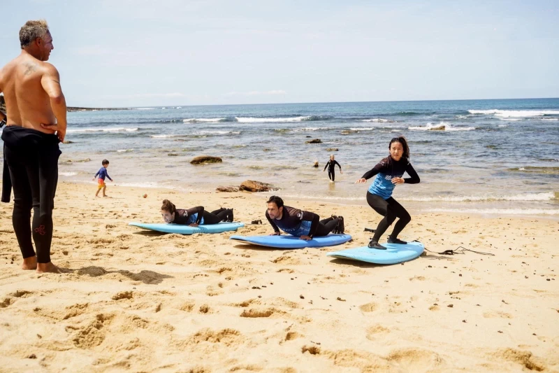 Die perfekte Balance zwischen Yoga und Surfen unter Portugals Sonne