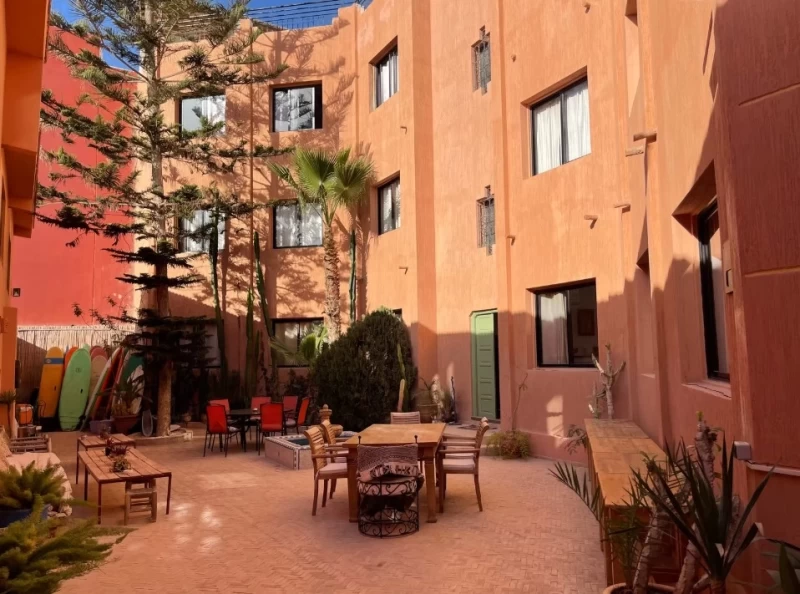 Wellen, Sonne & gute Vibes – dein Surfurlaub am Meer