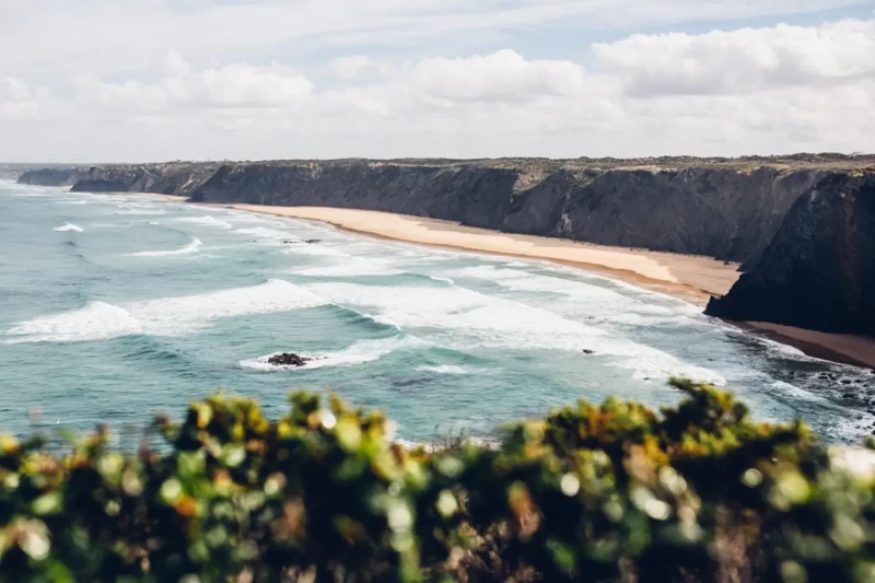 Surf- und Yoga-Urlaub an Portugals wunderschöner Algarve-Küste