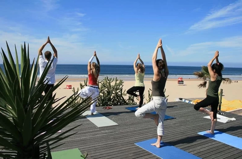Yoga mit atemberaubender Aussicht auf die Küste Portugals