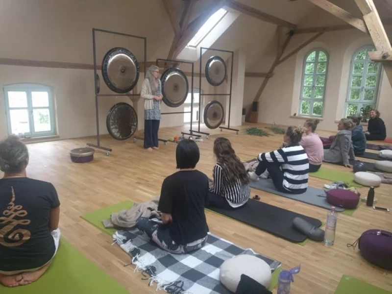 Spätherbst am See: Yoga & Ayurveda in Neu Schönau