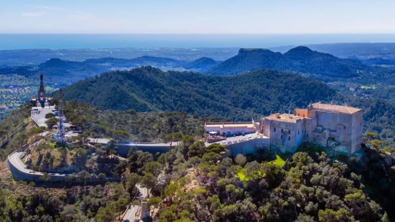 Yoga und Meditation in einem alten Kloster auf Mallorca