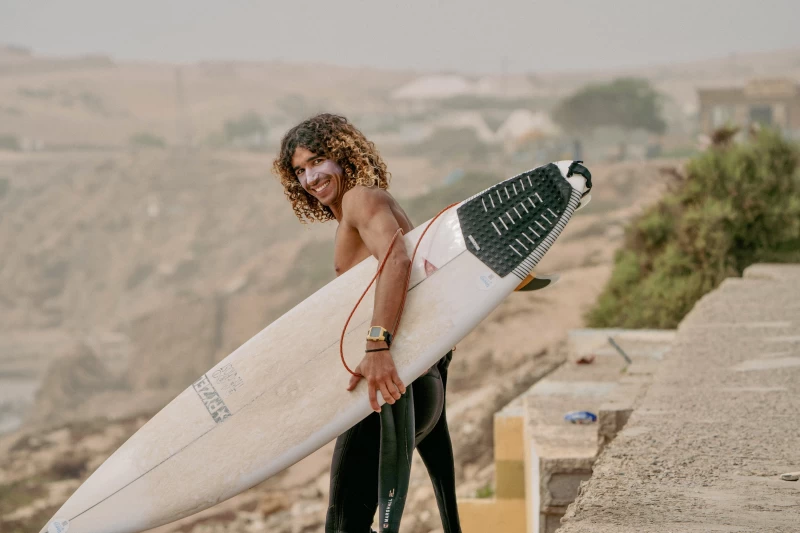 Surf, Sun & Good Vibes: Entdecke die Freude am Surfen und Yoga