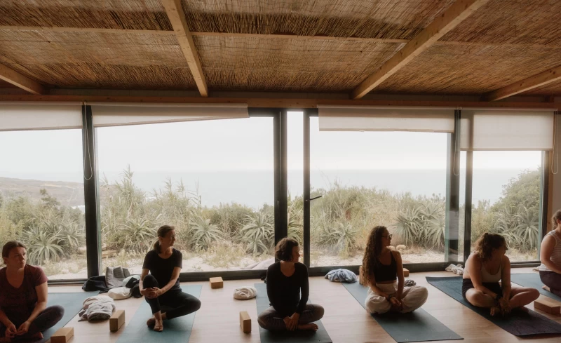 Die Kunst der Balance: Ein Yoga-Reset am Meer