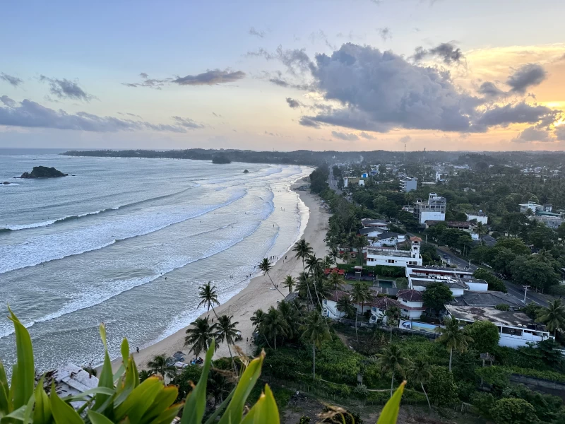 Surfen und Yoga im tropischen Paradies – Erlebe die Magie Weligamas!