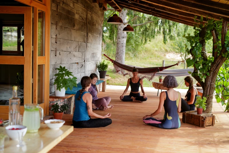 Yoga Retreat in einer Eco-Lodge: Finde Frieden in unberührter Natur
