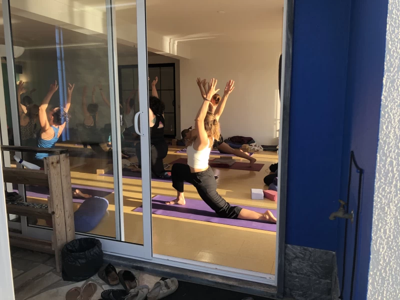 Die perfekte Balance zwischen Yoga und Surfen unter Portugals Sonne
