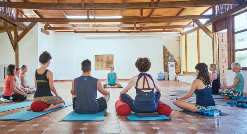 Zwischen Bergen und Meer: Dein Yoga-Finca-Urlaub in Andalusien