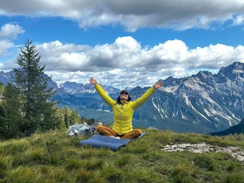 Achtsamkeit trifft Alpenkraft: Yoga und Wandern in den Dolomiten