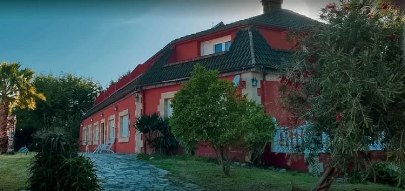 Surfurlaub für Schulklassen im gemütlichen Hotel mit Garten