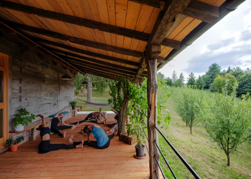 Yoga Retreat in einer Eco-Lodge: Finde Frieden in unberührter Natur