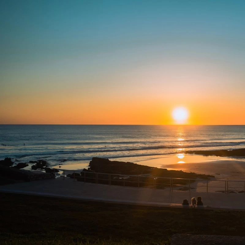 Surfcamp am Strand vor Lissabon: Surfen, Feiern & Gemeinschaft