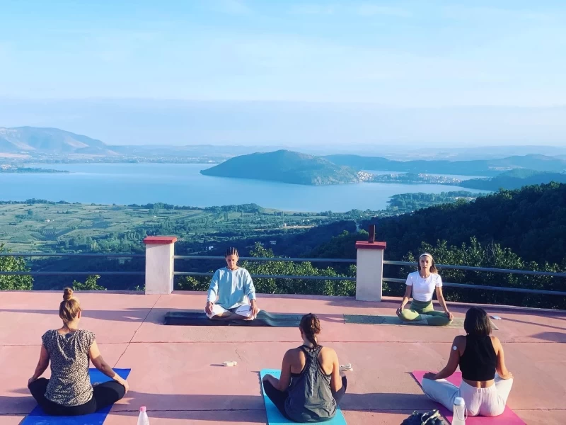 Yoga Retreat mit Wandern und Kajaktour in den Hügeln von Kastoria