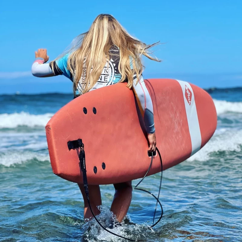Atlantikwellen und Yogaflow: Surfen & Yoga im Insel Süden